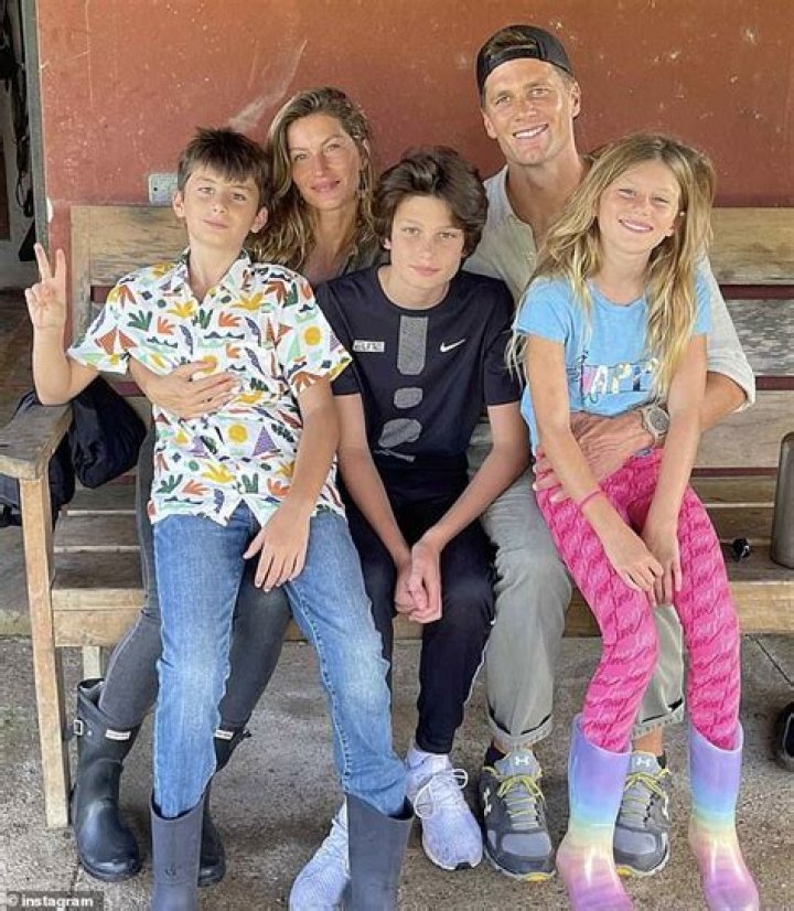 
Tom Brady Takes Kids Out for Pizza After They Return from Costa Rica Trip with Mom Gisele Bündchen 